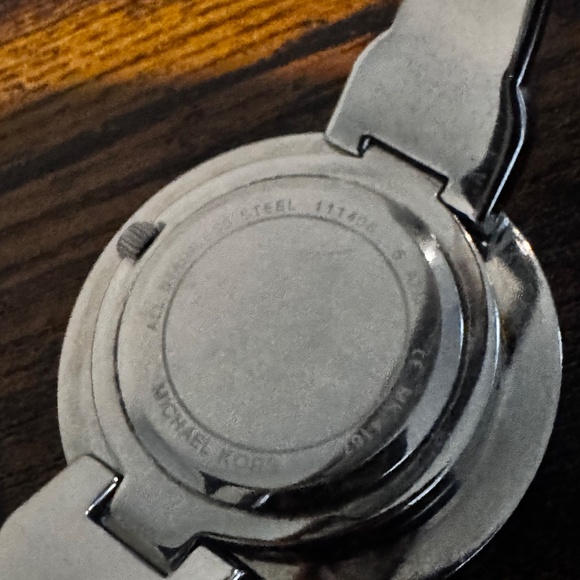 Michael Kors Silver Tone 3 Interchangeable Bezel Midsize Bangle WATCH-MK4167 - Picture 3 of 4